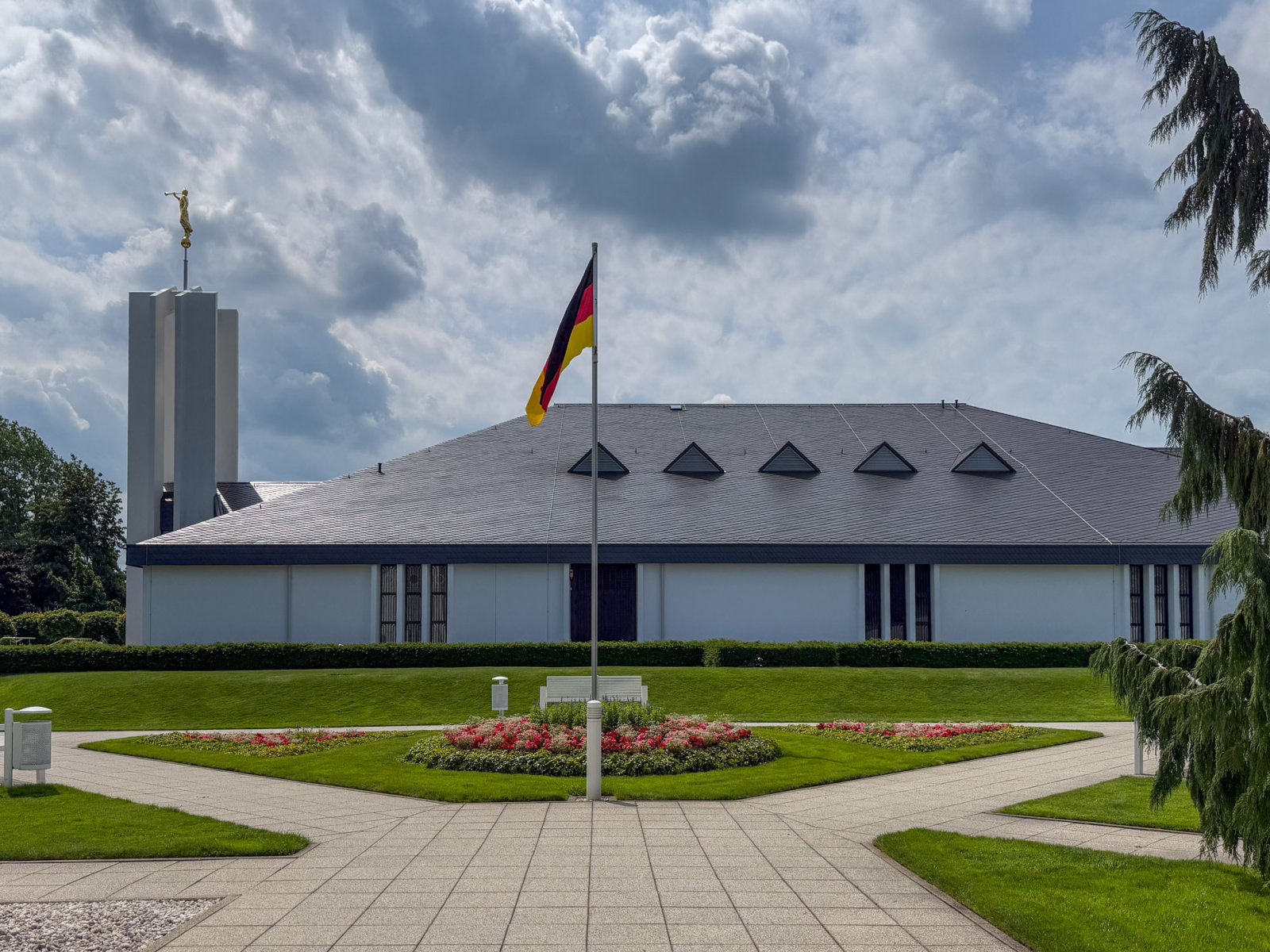 HLT-Tempel Freiberg, seitliche Außenansicht